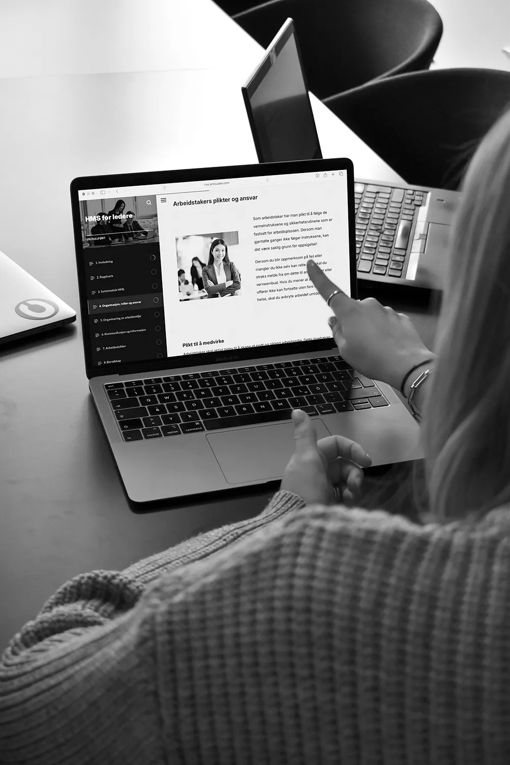 Deltaker følger et kurs i FIDL HUB på en bærbar datamaskin