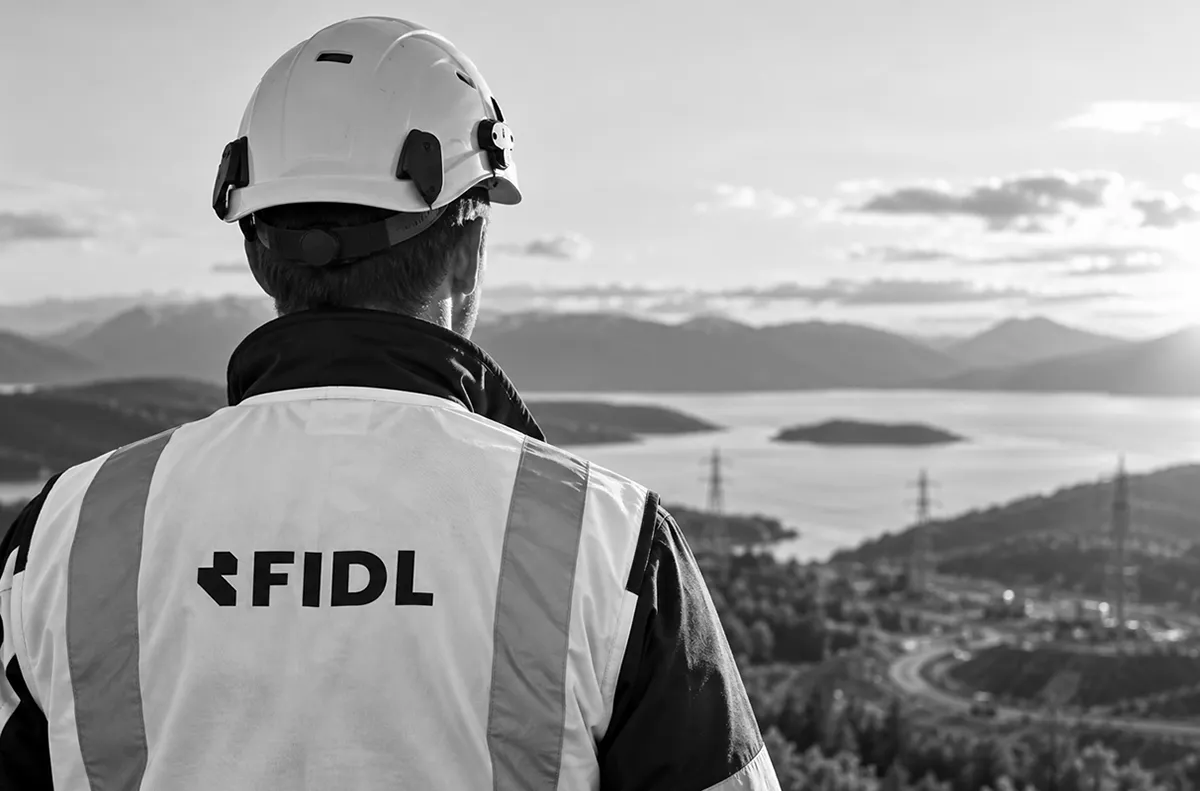 Fidl-medarbeider i vernevest med utsikt over fjellandskap
